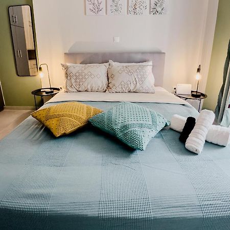 Metro Chic Haven: Modernized Urban Studio Near The Tram أثينا المظهر الخارجي الصورة
