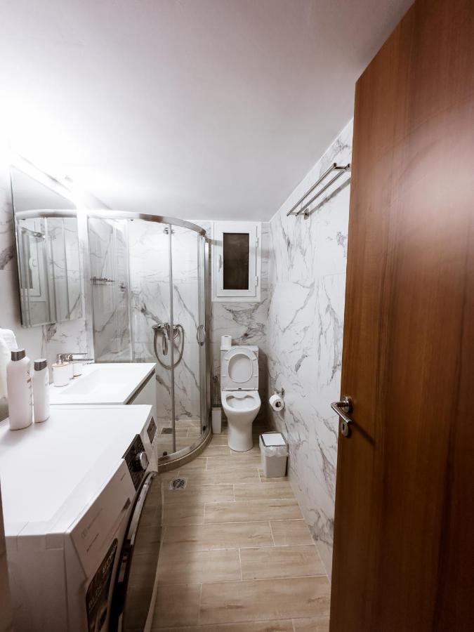 Metro Chic Haven: Modernized Urban Studio Near The Tram أثينا المظهر الخارجي الصورة