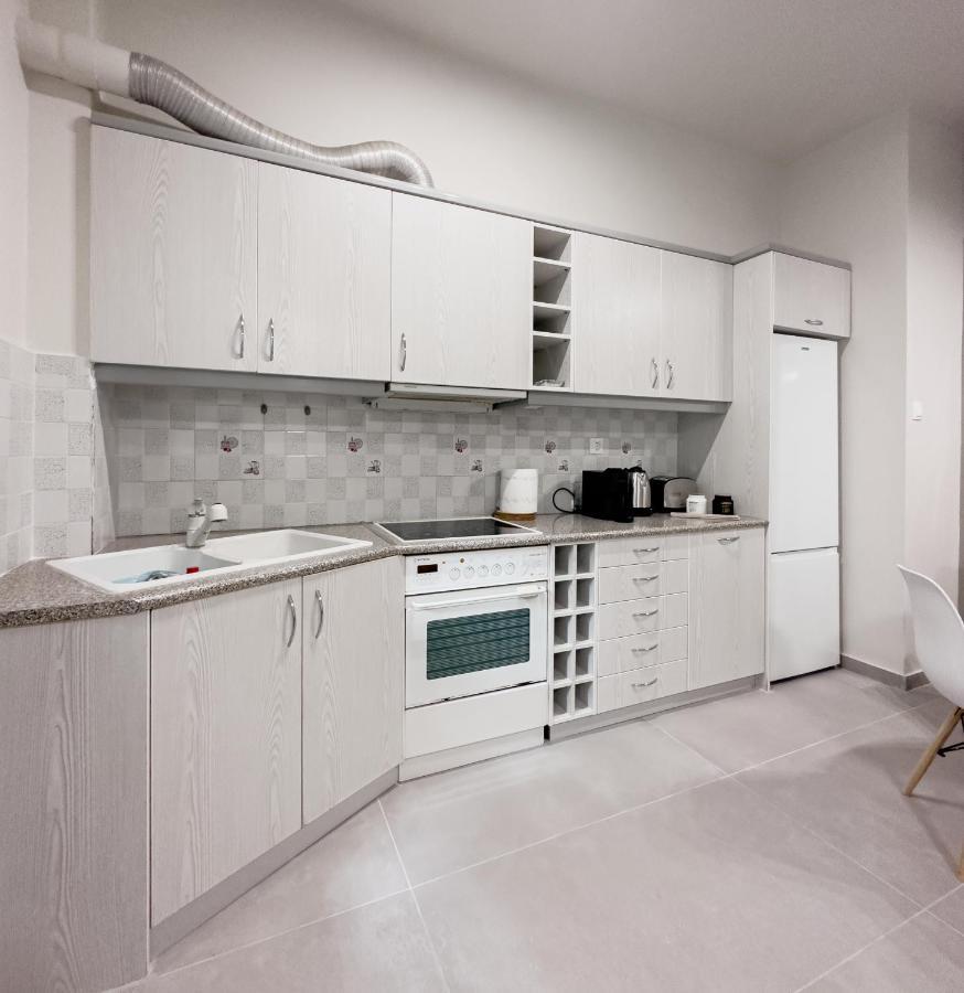 Metro Chic Haven: Modernized Urban Studio Near The Tram أثينا المظهر الخارجي الصورة